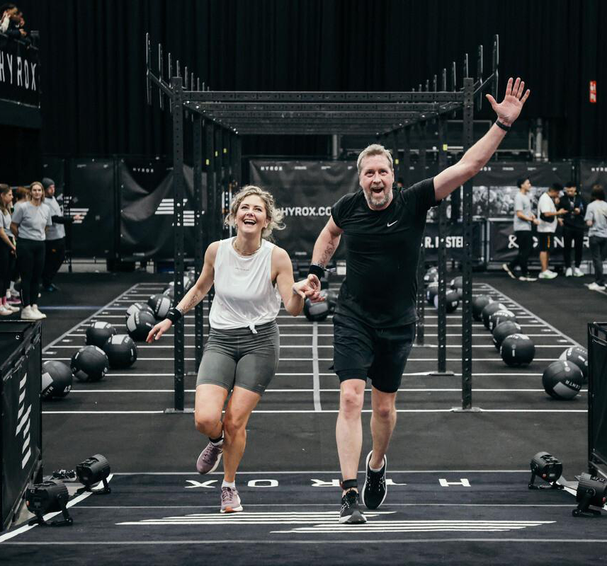 Als team over de finish bij de Hyrox gym in Best